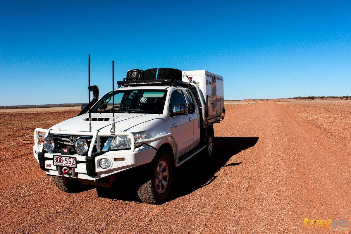 4x4 aménagé sur une piste de l’Outback australien