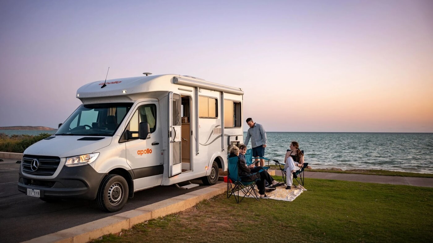 Camping-car Apollo stationné en bord de mer en Australie
