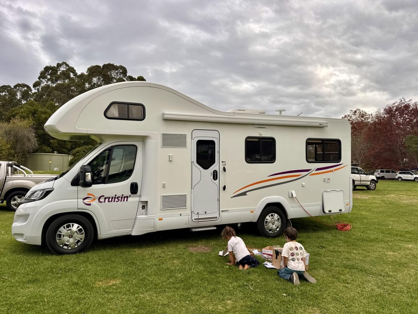 Camping-car Cruisin’ installé sur une aire herbeuse en Australie