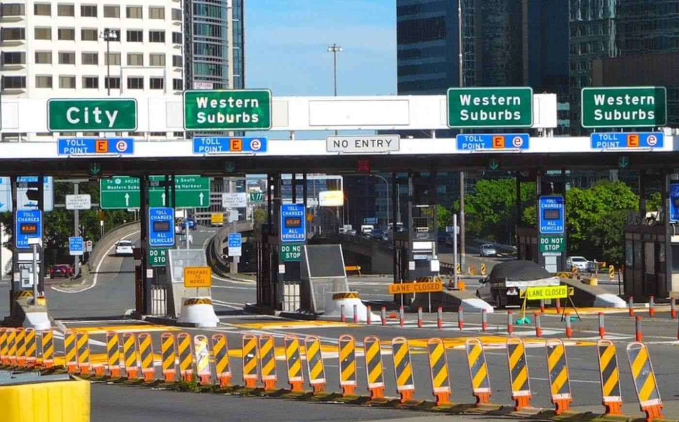 Poste de p&eacute;age sur une voie rapide urbaine en Australie