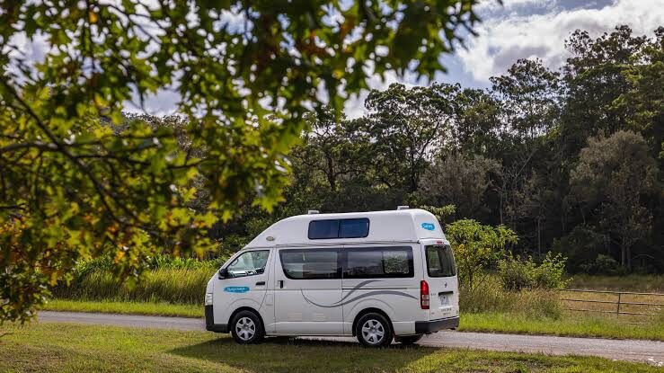 Van am&eacute;nag&eacute; blanc stationn&eacute; au bord d'une route de campagne en Australie