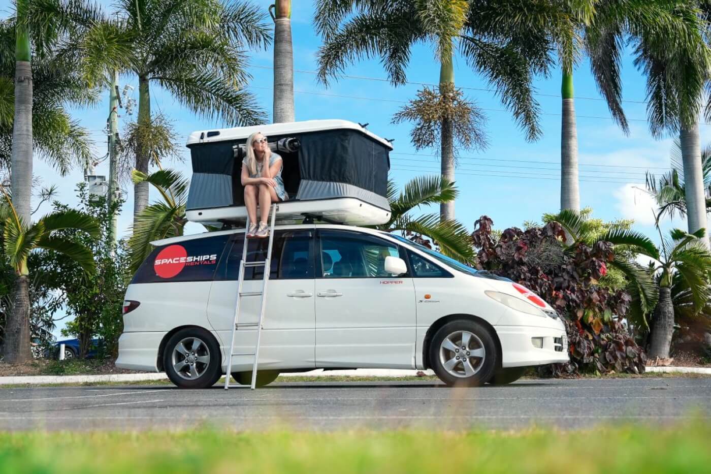 Van de location avec tente de toit pour un trajet en aller simple en Australie