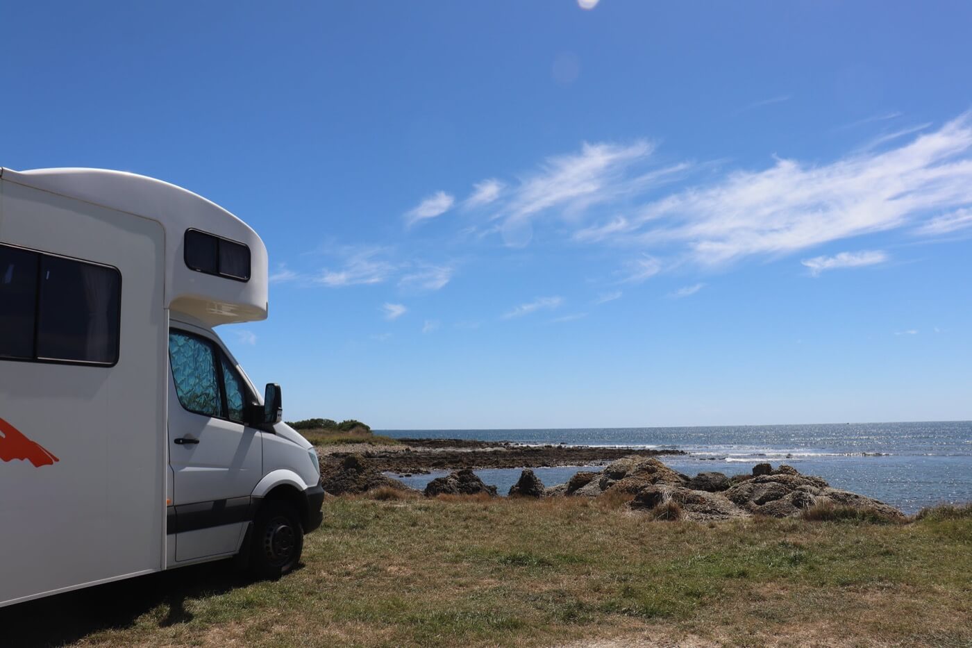 Camping-car stationn&eacute; au bord de mer &agrave; Cooee Point, pr&egrave;s de Burnie en Tasmanie