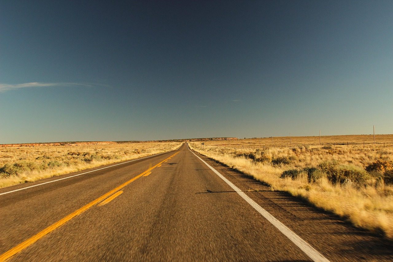 Route droite traversant les paysages arides de l’Outback australien.