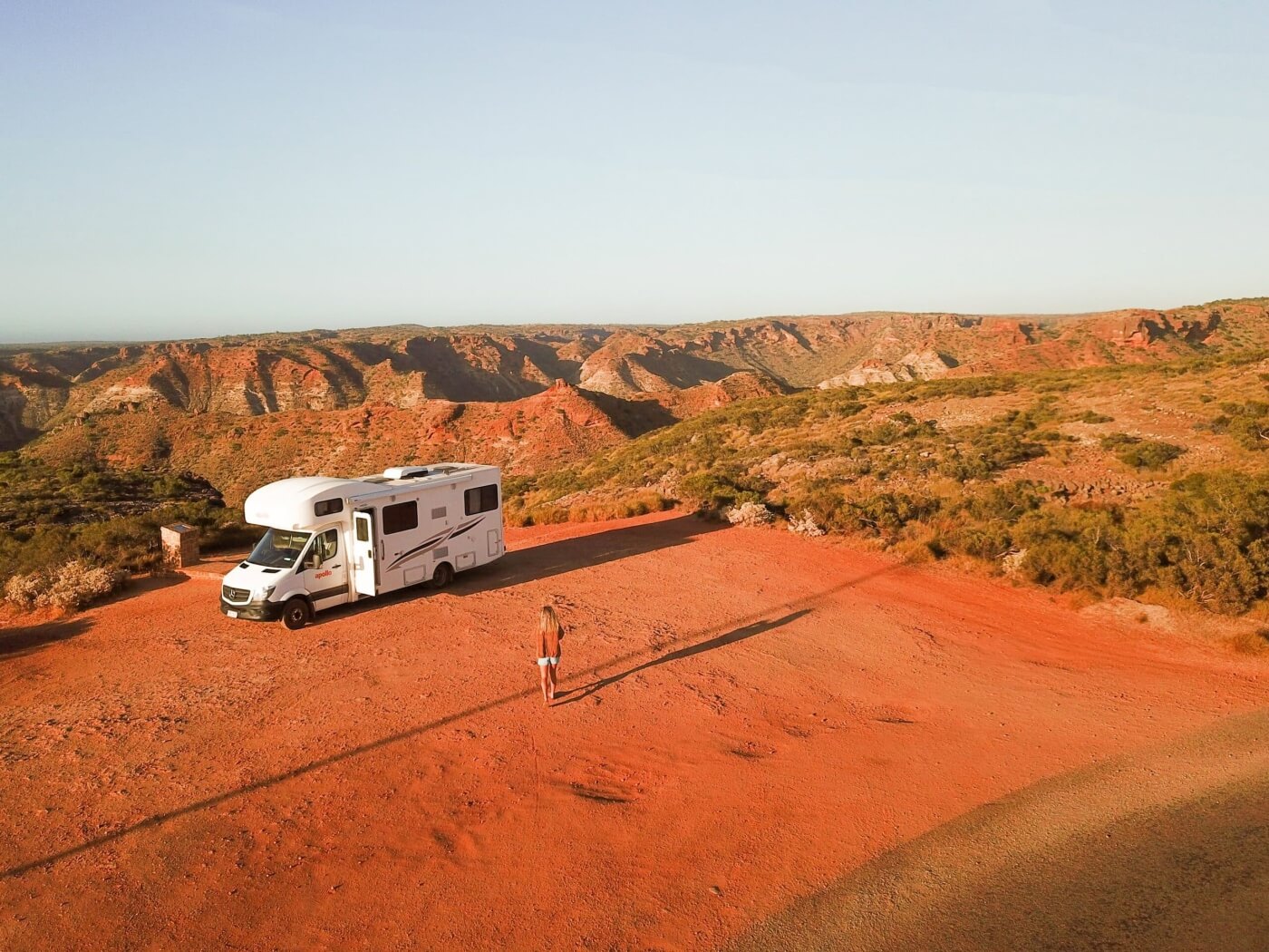Camping-car dans les paysages rouges de l’Outback en Australie-Occidentale