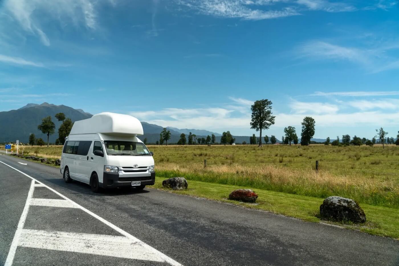 Van de location sur une route ouverte, trajet en aller simple en Australie.