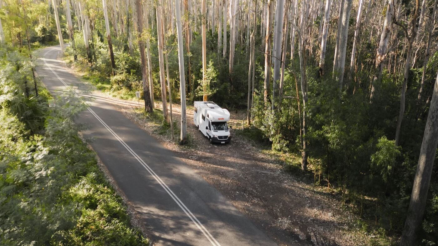 Camping-car Apollo stationné dans une forêt près de Durras en Nouvelle-Galles du Sud